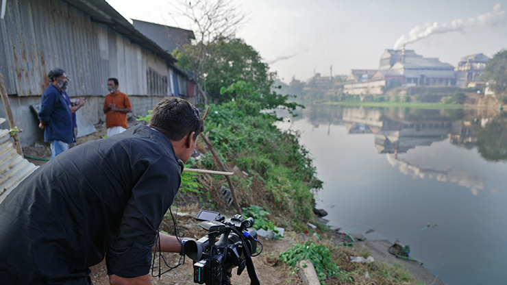 PTI journalist, Mojudan Gadhavi, shooting a video during his time field reporting for his published story on locals trying to save the Periyar River from chemical pollution.